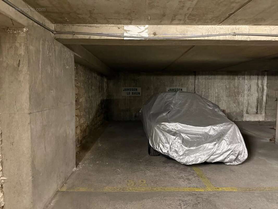 Parking à PARIS-16E