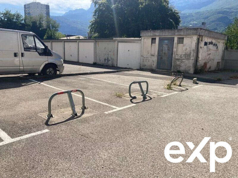 Parking à LE PONT-DE-CLAIX