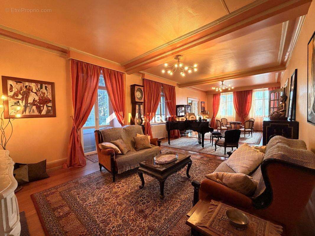 Maison à MONTREUX-CHATEAU