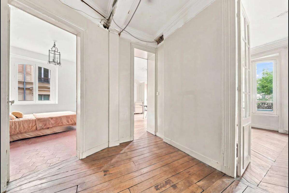Triangle d'or du 10 eme : appartement familial à finir de rénover avec tout le charme de l'ancien - photo 12