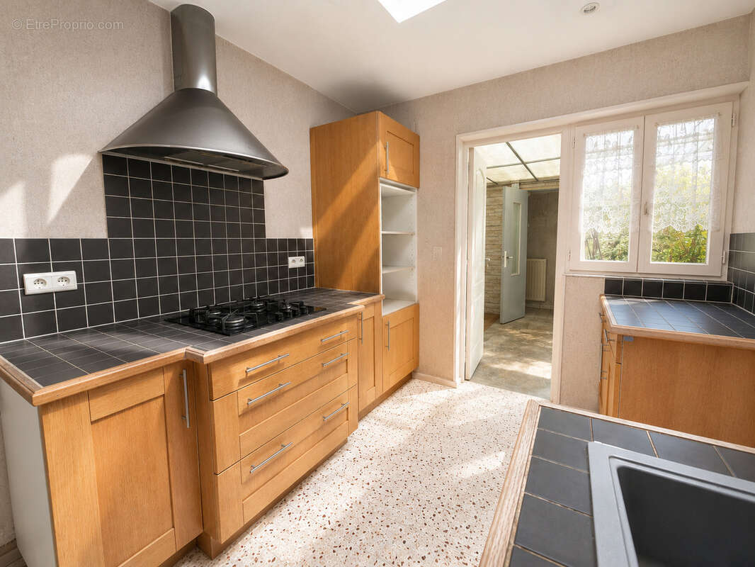 Lomme   Charmante maison 1930 avec jardin, terrasse et fort potentiel ! - photo 6