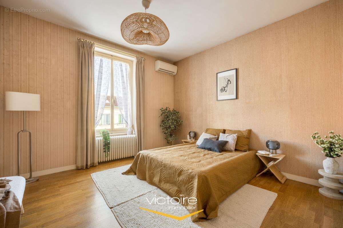 Proche Monplaisir Lyon 8ème - Grande et lumineuse maison de 7 chambres avec grand jardin de plus de 500m² - photo 9