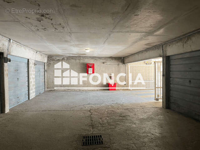 Parking à SAINT-CYR-SUR-MER