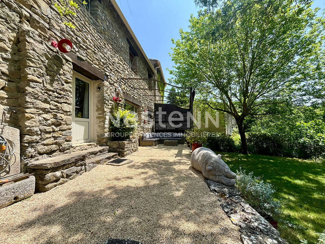 Maison en pierre de caractère rénovée de 185 m² à Fajac-en-Val, 20 km de Carcassonne, 4 chambres, bureaux, cadre naturel au calm - photo 3