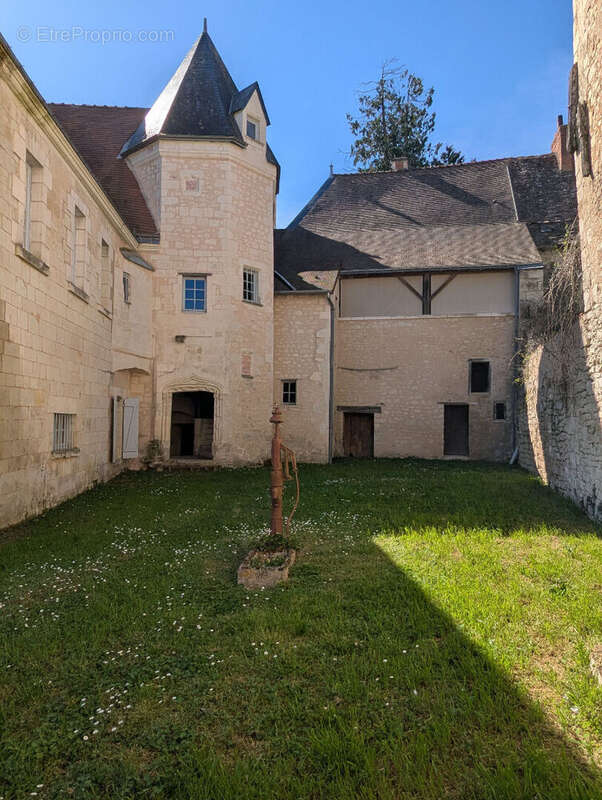 Propriété rare, destinée aux amoureux de belles demeures et de lieux de vie hors du commun ! - photo 2