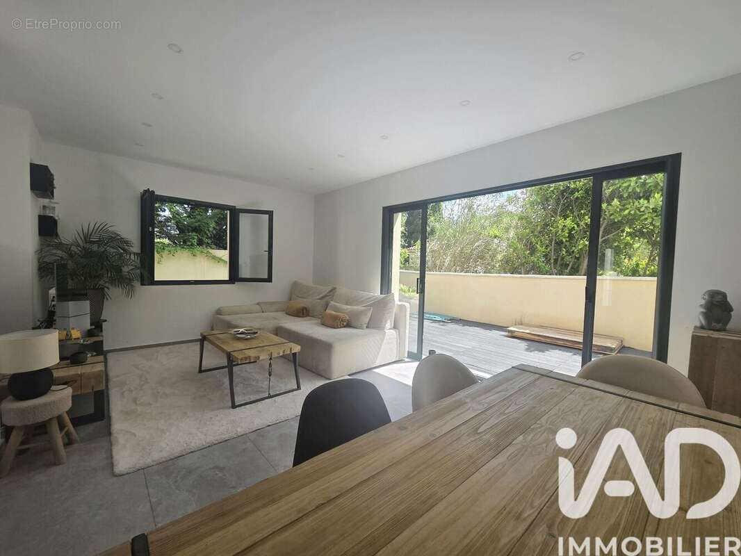Photo 2 - Maison à ENTRAIGUES-SUR-LA-SORGUE