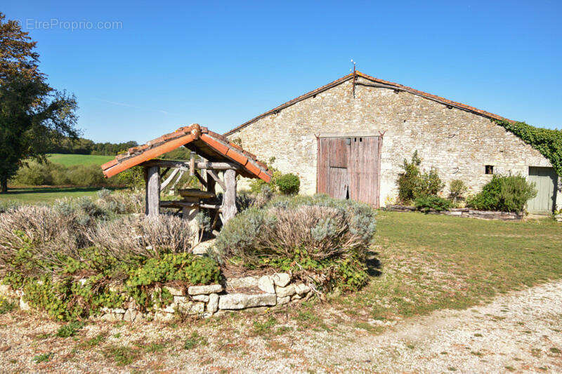GRANGE - Maison à GENOUILLE