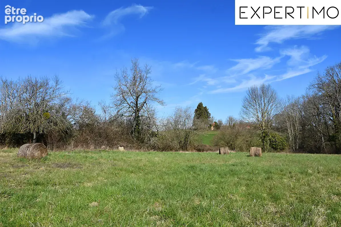 Menat, ensemble de 3 maisons, grange et terrain de tennis sur 7128m2 de terrain plat. - photo 9