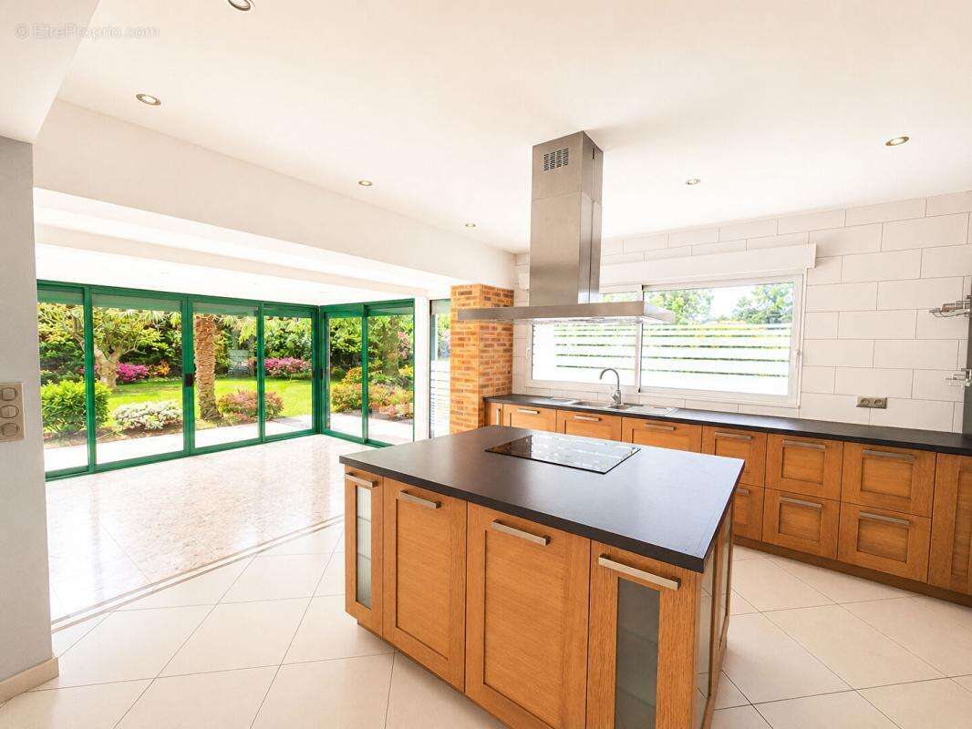 Magnifique propriété de 218 m² sur parc arboré de 3 748 m² avec hangar de 256 m² - photo 6