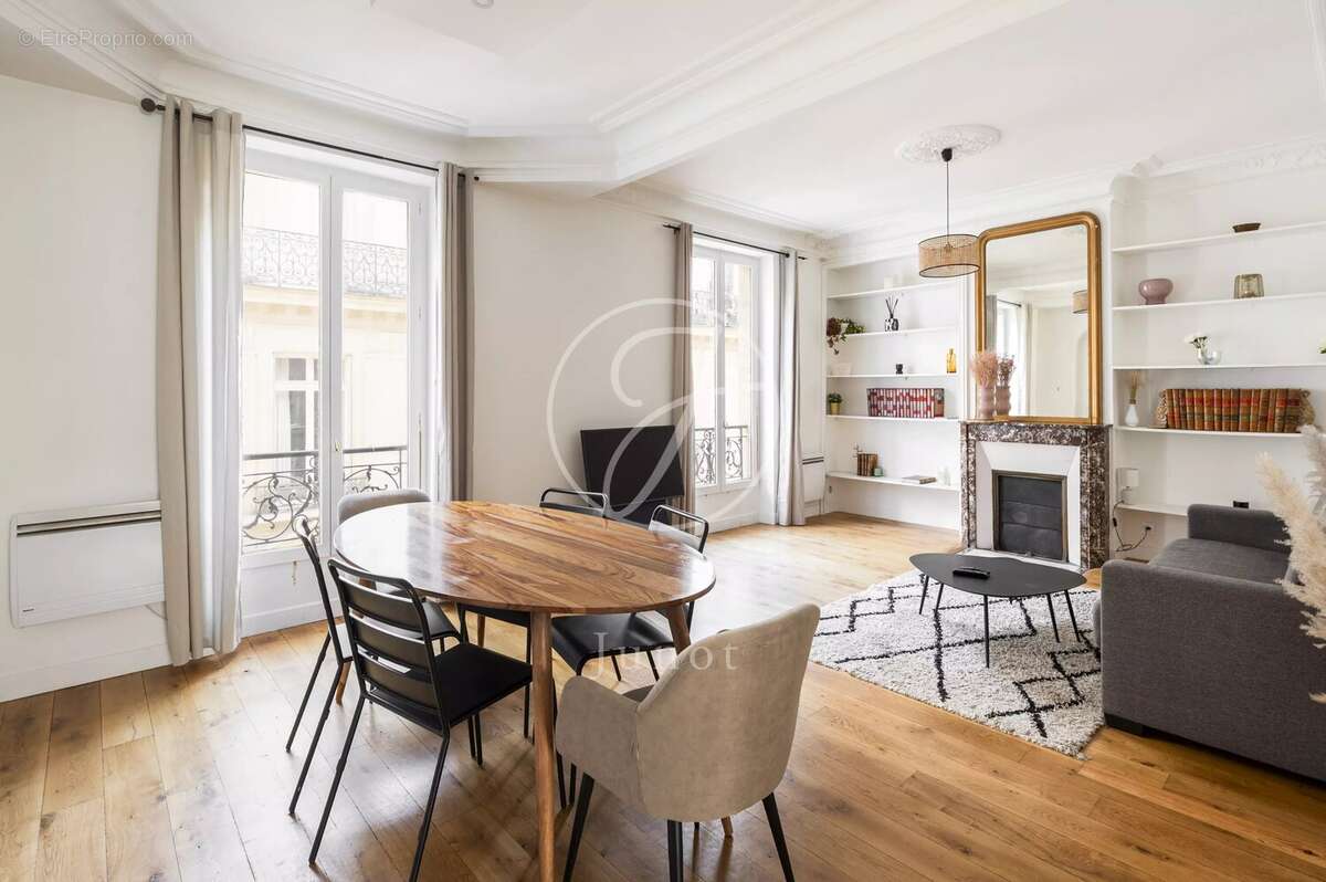 Appartement à PARIS-16E
