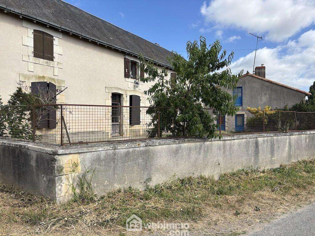 Au calme, un lot composé de 2 maisons, - Maison à LA PUYE