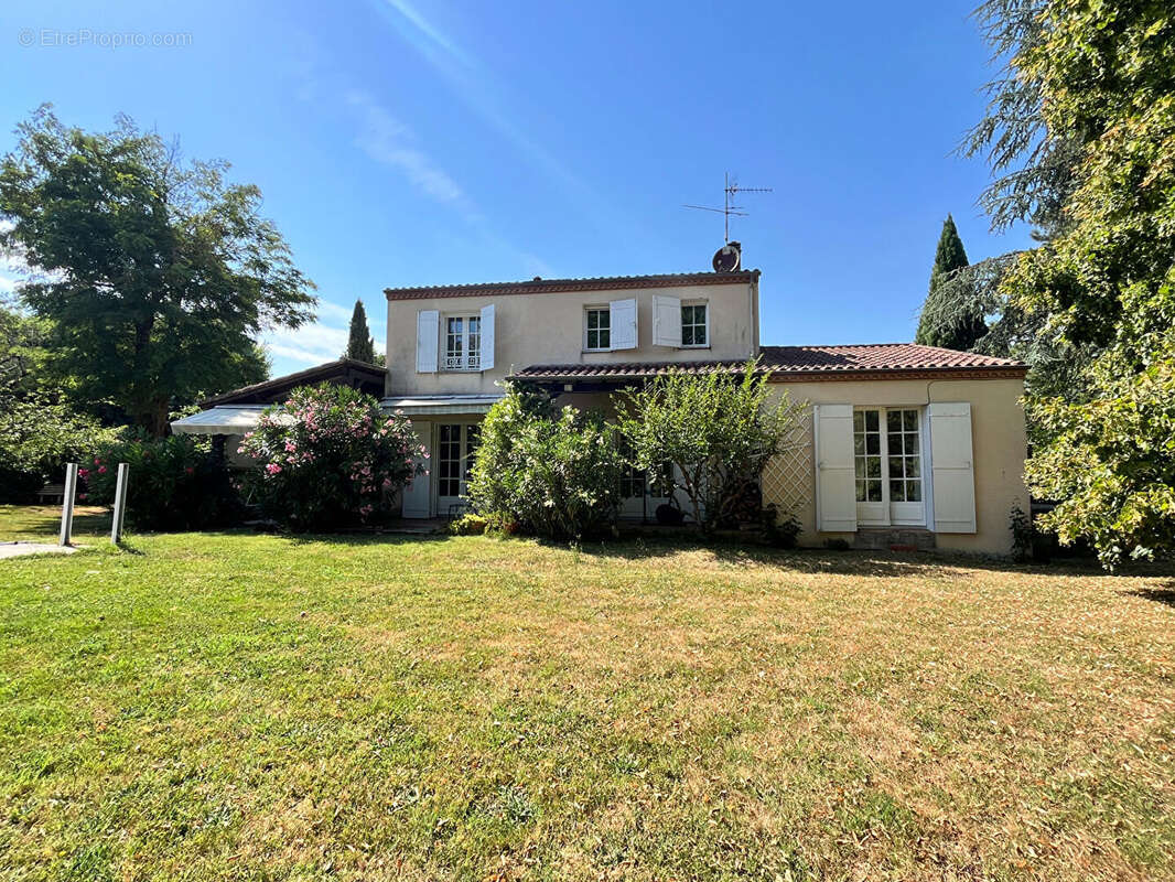 Exclusivité - Maison familiale avec piscine à pied des commerces - photo 2