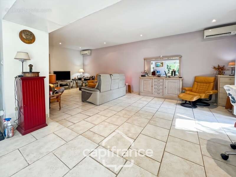 Maison à vendre 6 pièces HYERES (83) - Charme de l'ancien - 4 chambres - 200m2 habitables - Piscine - possibilité 2 appartements - photo 15