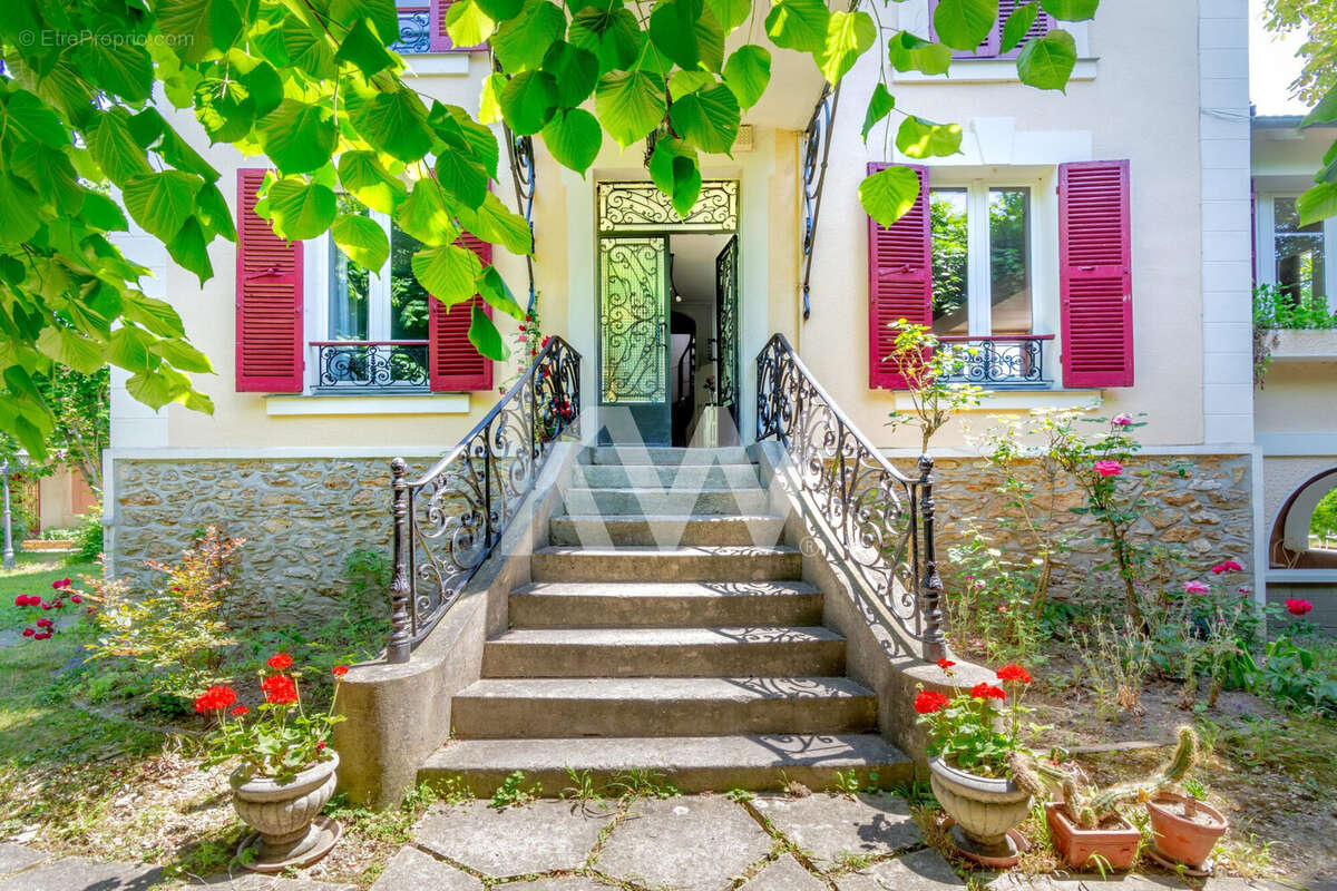 Maison 255 m² à Chelles  - photo 2