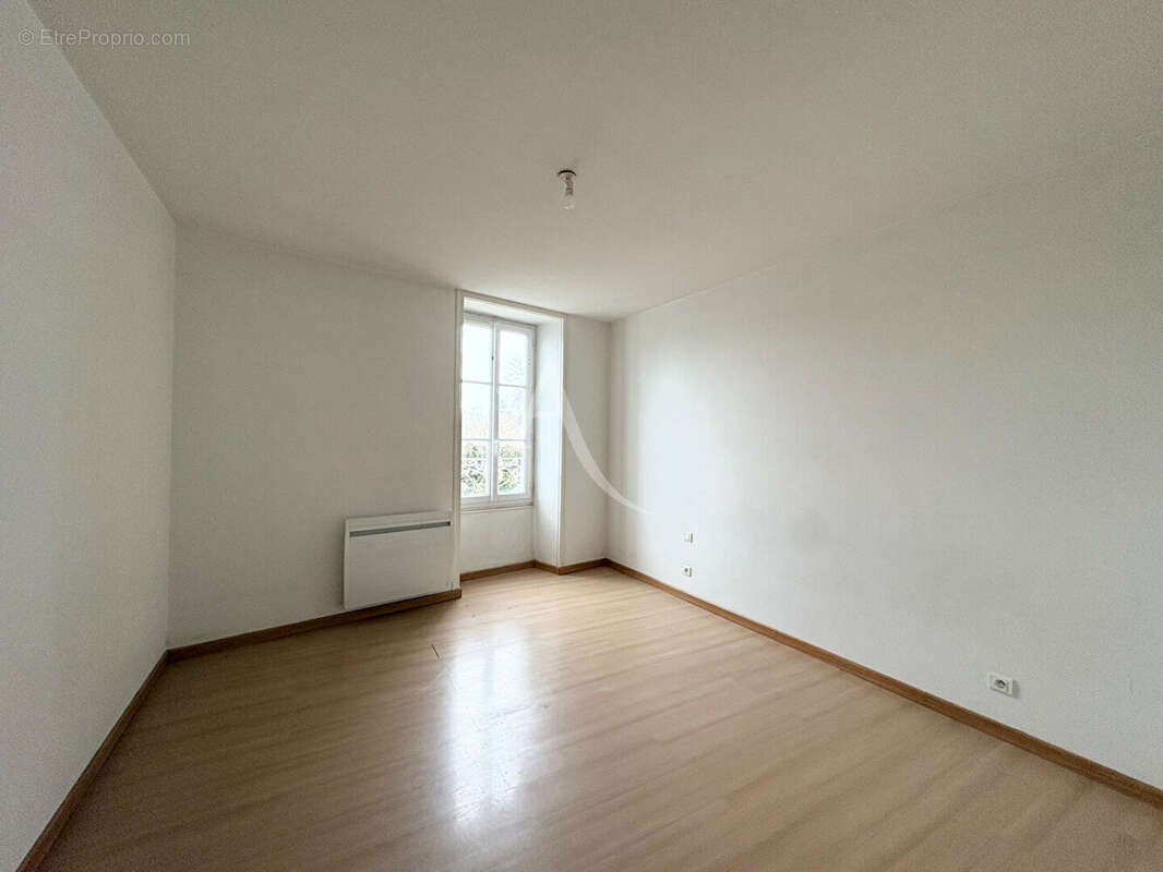 Maison - 2 logements (70m²) - Nalliers - 142m² - photo 2