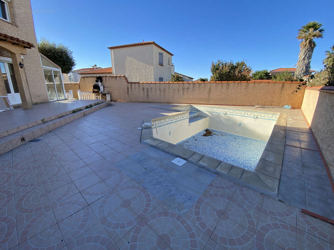 Maison à SAINT-LAURENT-DE-LA-SALANQUE