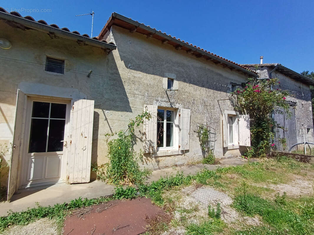 Maison à LES ADJOTS