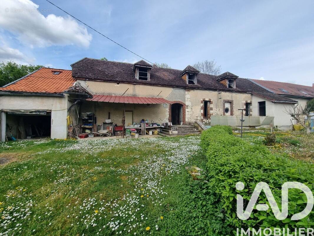 Photo 1 - Maison à LAROCHE-SAINT-CYDROINE