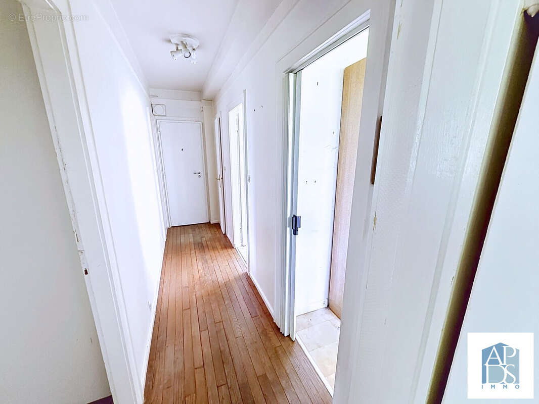 Couloir et entrée - Appartement à NOISY-LE-GRAND