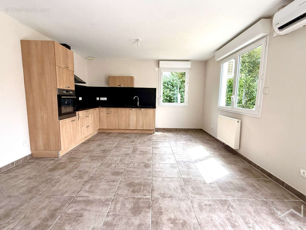 Nathalie sinard vous présente en exclusivité une maison recente sans travaux à montélimar - photo 4