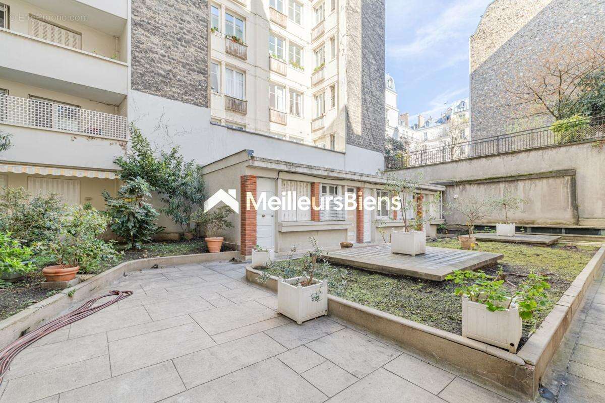 Appartement à PARIS-16E