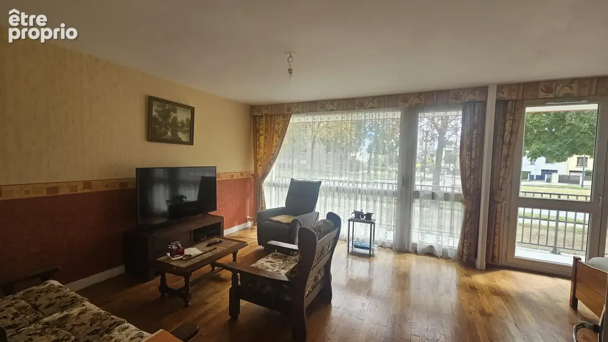 Appartement (63 m2) en bon état avec balcon et stationnement. - photo 3