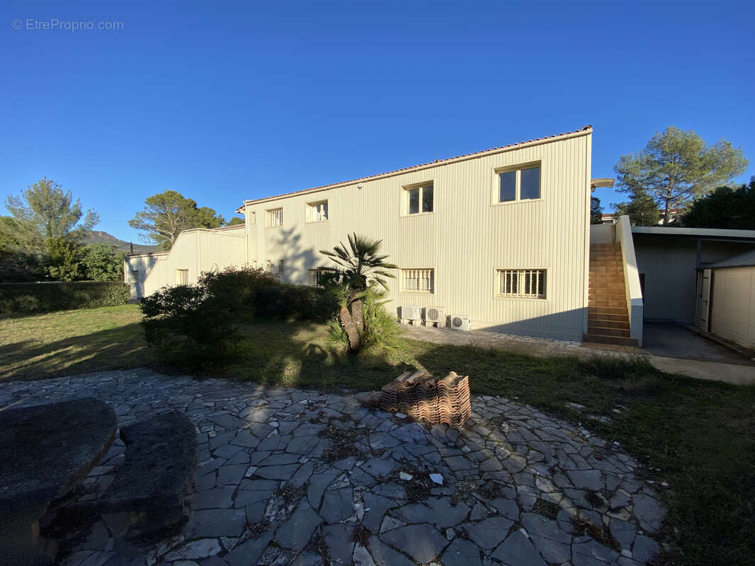 Commerce à ROQUEBRUNE-SUR-ARGENS