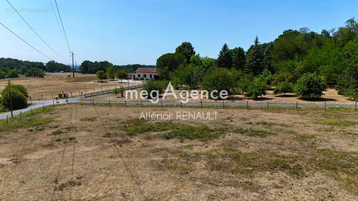 Terrain à bâtir proche Lalinde - 6760 m² - photo 6