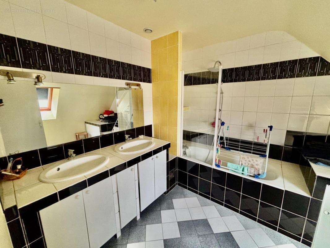 Maison à LE VAL-SAINT-PERE