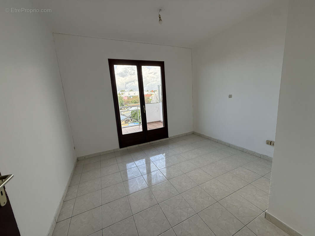 À Saint-Denis, appartement F4 de 71 m2 avec Grande terrasse à acheter avec KRI - photo 3