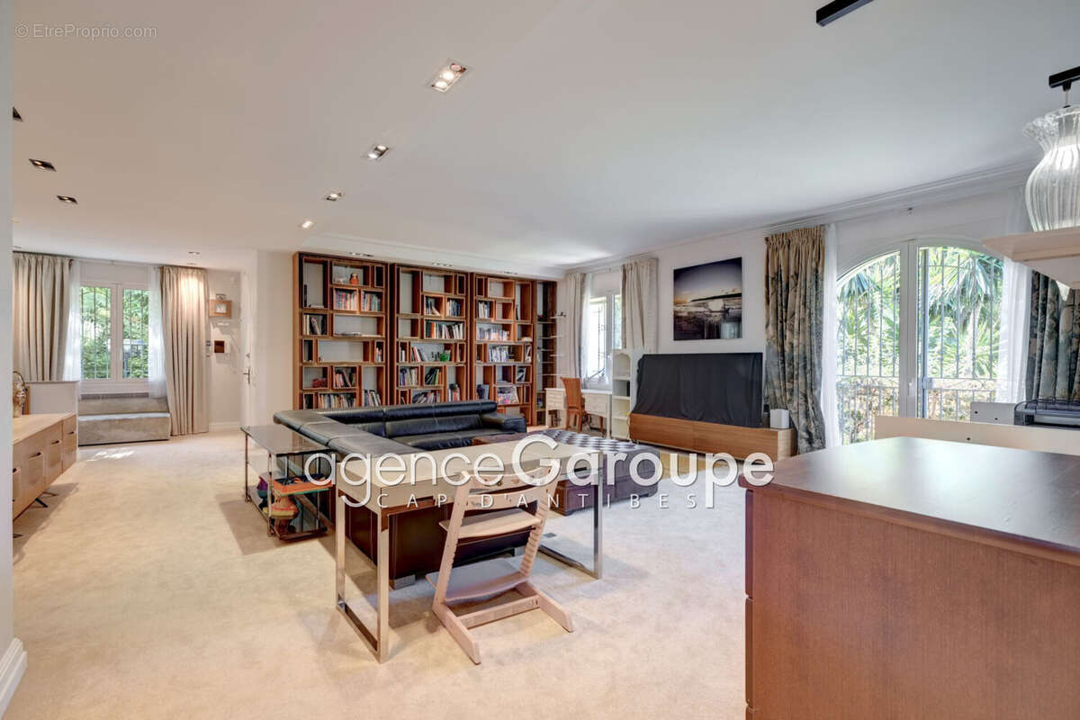 Maison 246 m² à Antibes  - photo 3