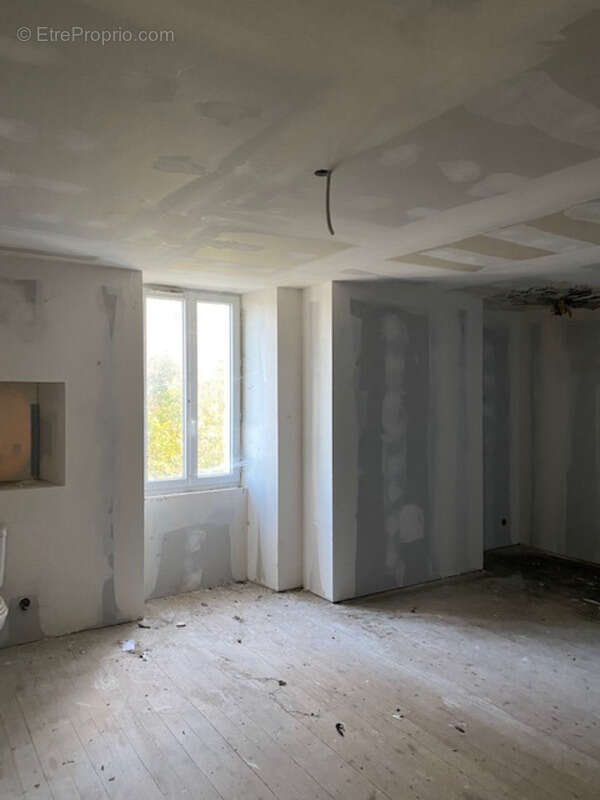 Belle maison en pierres, de 234 m2 habitables, 2 pigeonniers à rénover, hangar et dépendances - photo 10