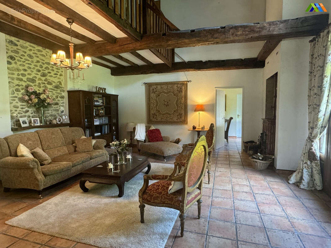 Maison 235 m² à Sauveterre-De-Bearn  - photo 7