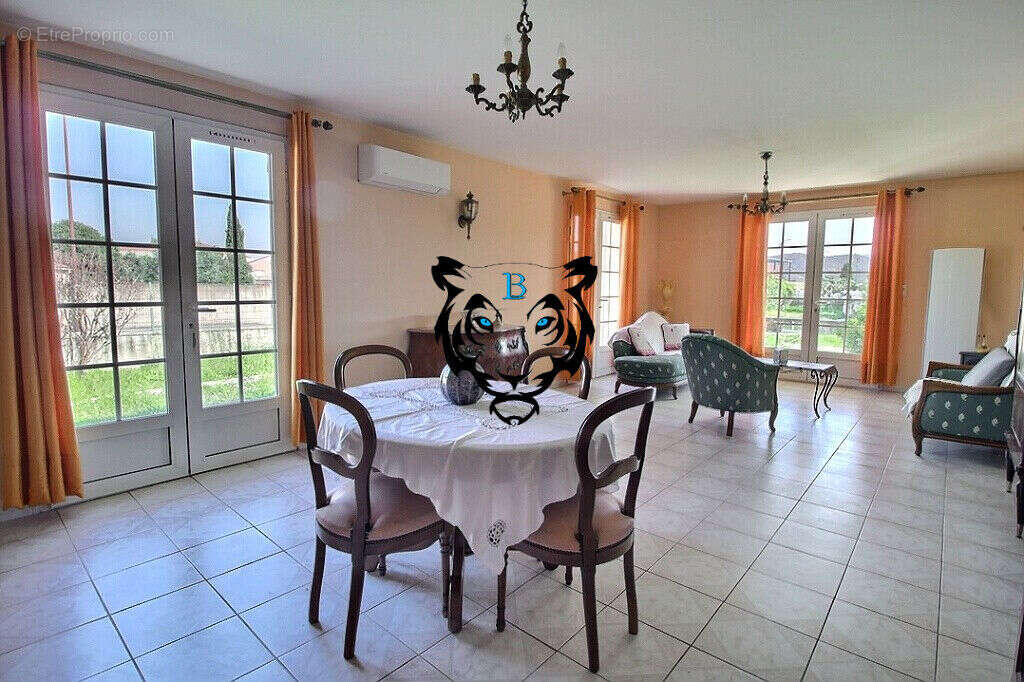 Maison à LE MUY