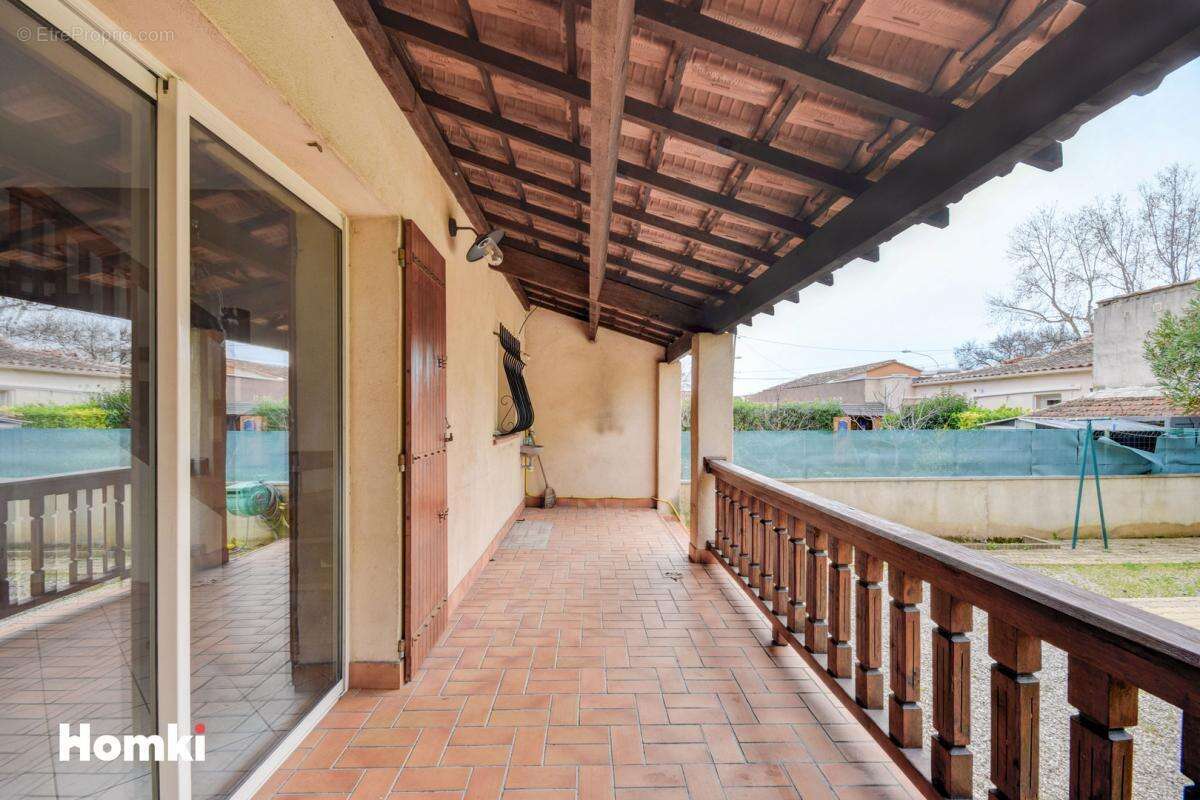 Villa de type 4 jumelee d'un cote avec 2 terrasses un jardin et garage - photo 15