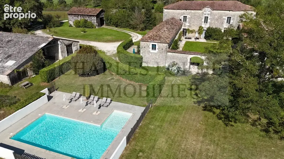Magnifique et imposante ferme fortifiée du XVIIe siècle, avec dépendances, piscine et terrain de 23 ha, à proximité de Mauroux. - photo 45