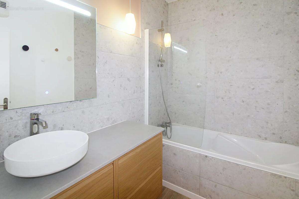 Appartement à DONVILLE-LES-BAINS