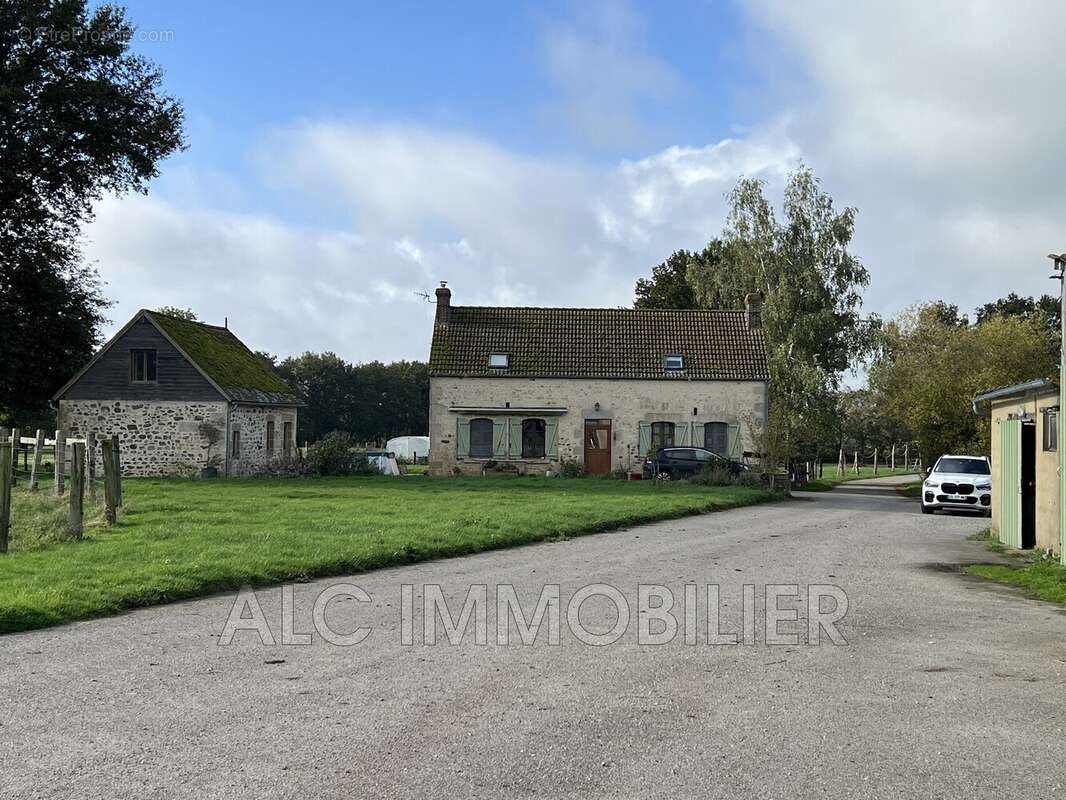 Maison à VILLAINES-LA-CARELLE