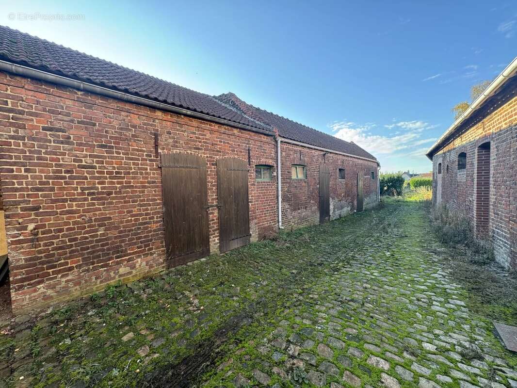 Commerce à WALINCOURT-SELVIGNY