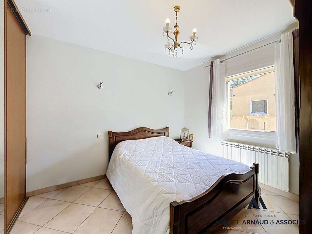 Exclusivité à Saint Cyr sur Mer : Charmante maison 4 pièces avec grand jardin - photo 9
