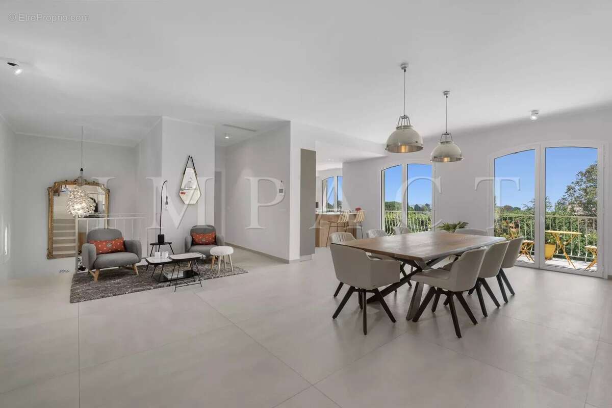 Maison à LA ROQUETTE-SUR-SIAGNE