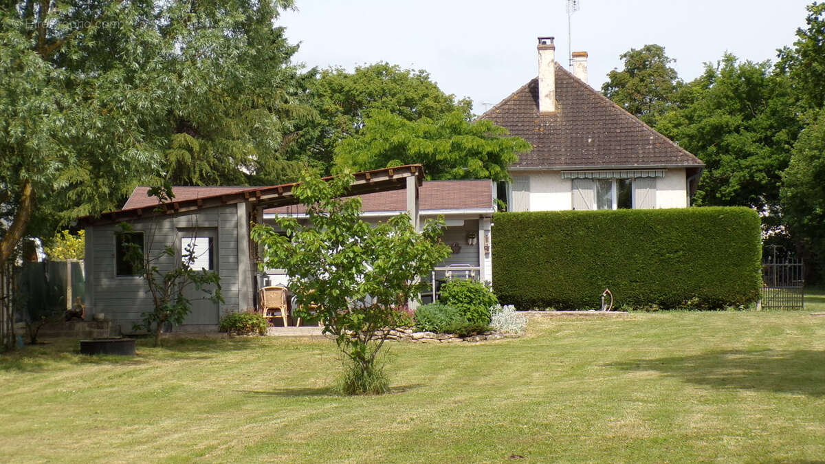 Maison à AINAY-LE-CHATEAU