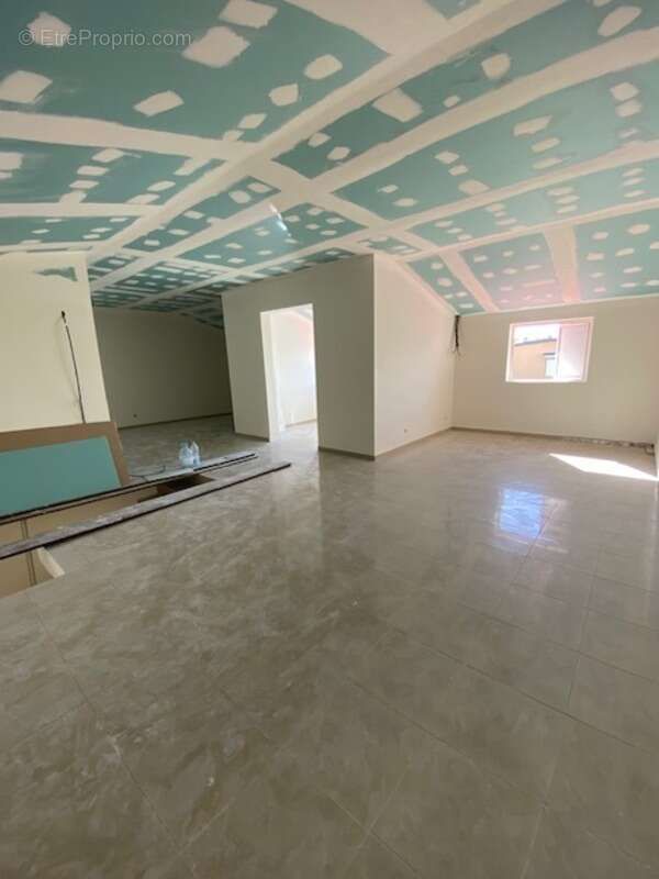 SAINT ANDRE (97440) - Grande maison T5 de surface totale de 200,40 m² (dont dépendance T2 - et Studio), sur terrain de 568 m² - photo 3