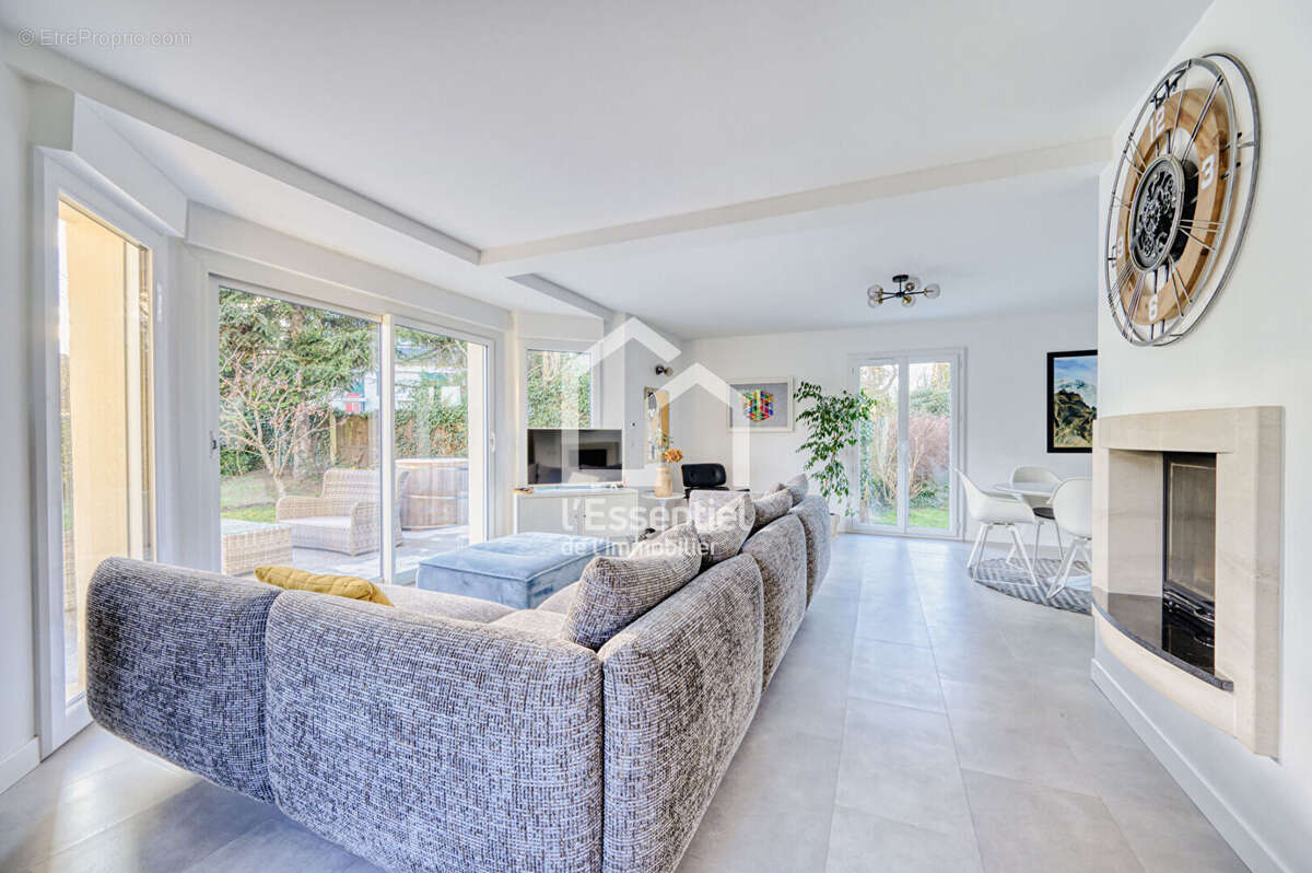 Maison à LE MESNIL-LE-ROI