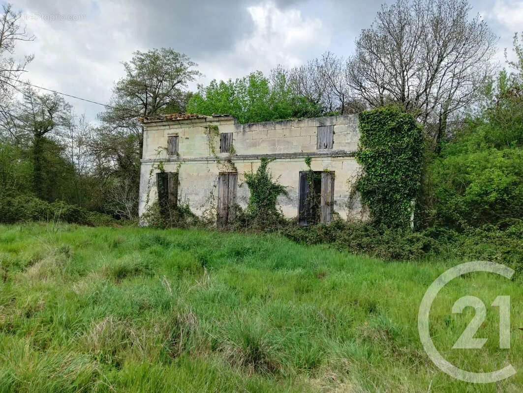 Maison à LES PEINTURES