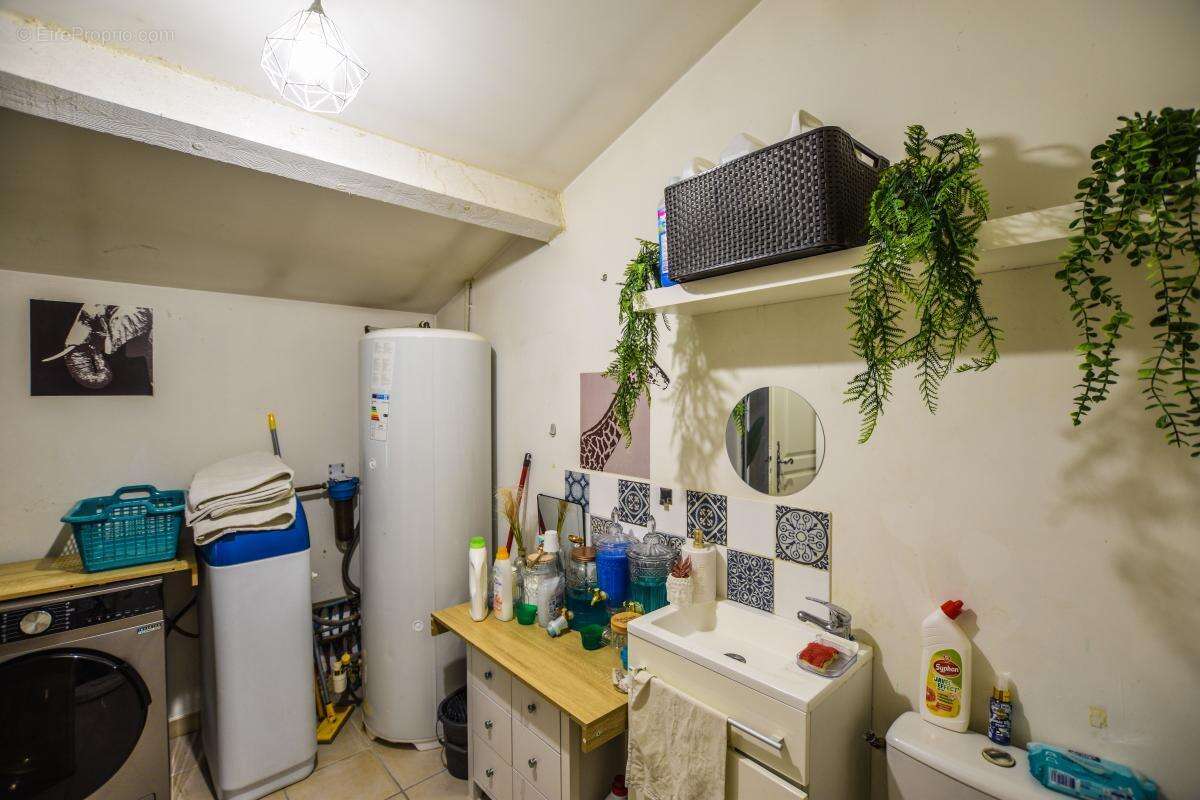 Maison à Vendre à Rochefort du Gard, 5 chambres, piscine - photo 9