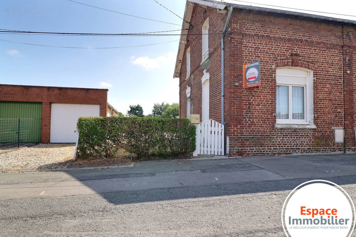 Élégante maison de cheminot avec grand jardin & dépendances   75 m2 Somain - photo 2