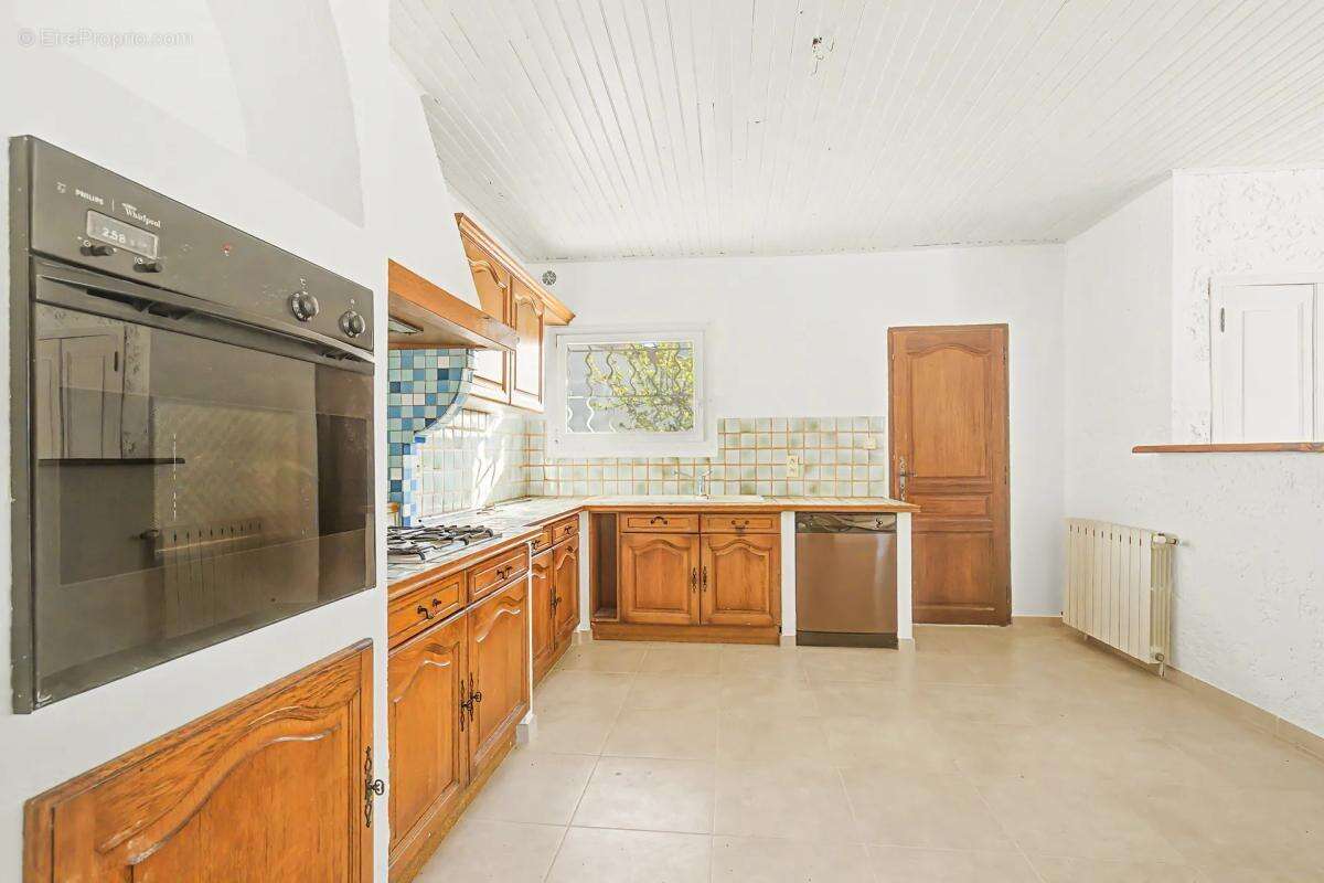 Maison à ENTRAIGUES-SUR-LA-SORGUE