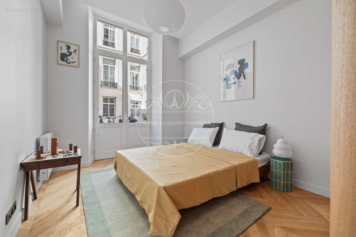 Superbe loft avec verrière à Paris 1er ! - photo 9
