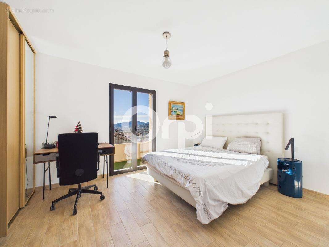 Maison à LA ROQUETTE-SUR-SIAGNE